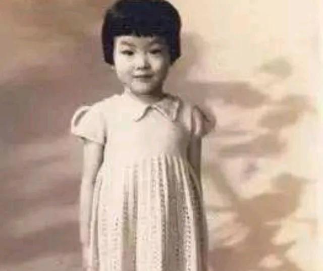 故事：天黑后，高加林和刘巧珍跑到村外偷偷躲在麦秸垛后亲亲我我。有人说巧珍肚子大了