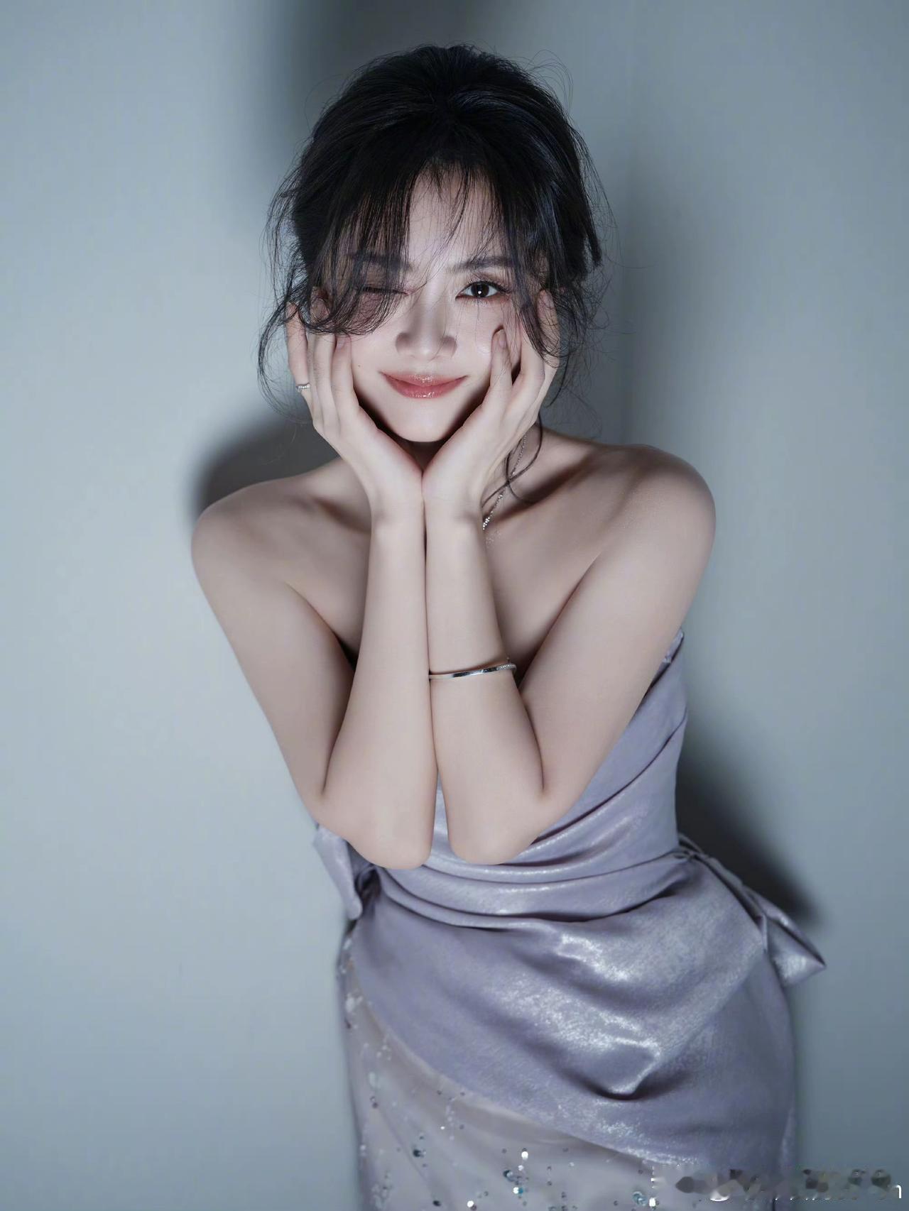 谭松韵这个“小妖精👺”这体型和妩媚的样子也没谁了👍