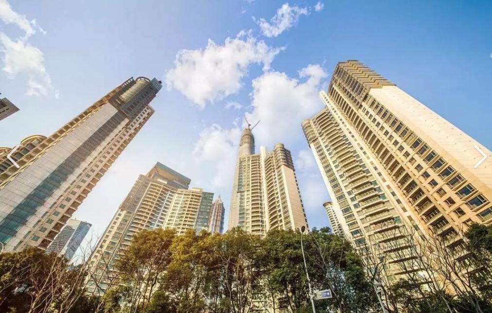 有人问，现在经济里的风险，比如银行有些贷款可能收不回来，居民部门欠的债也比较多。