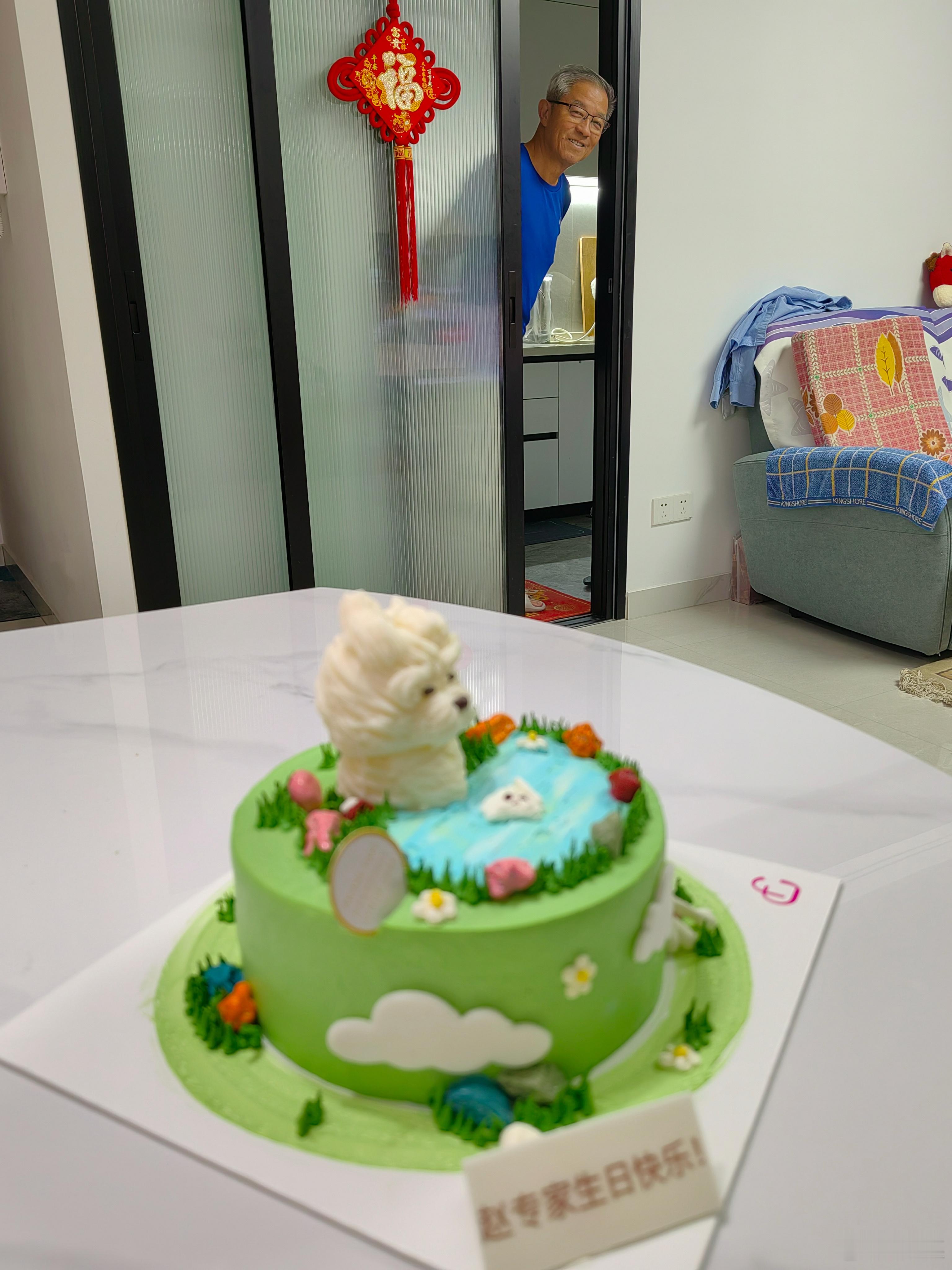 我爸过生日点蜡烛，拿出了一个这么大的打火机。。。​​​
