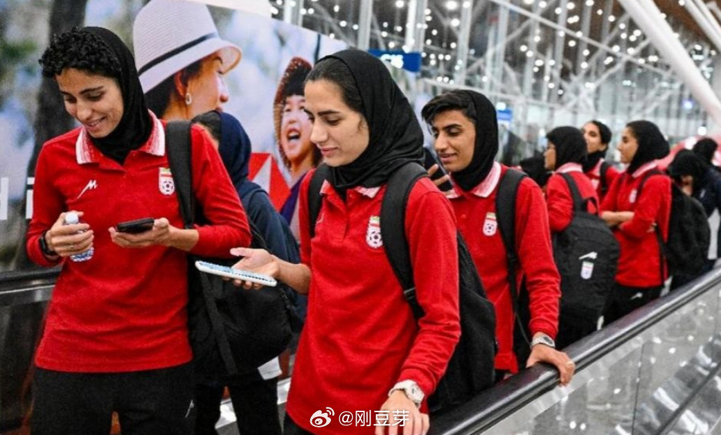 除了留下的7人之外，伊朗女足已经踏上了回家的飞机！据悉，伊朗女足乘坐的马航MH1