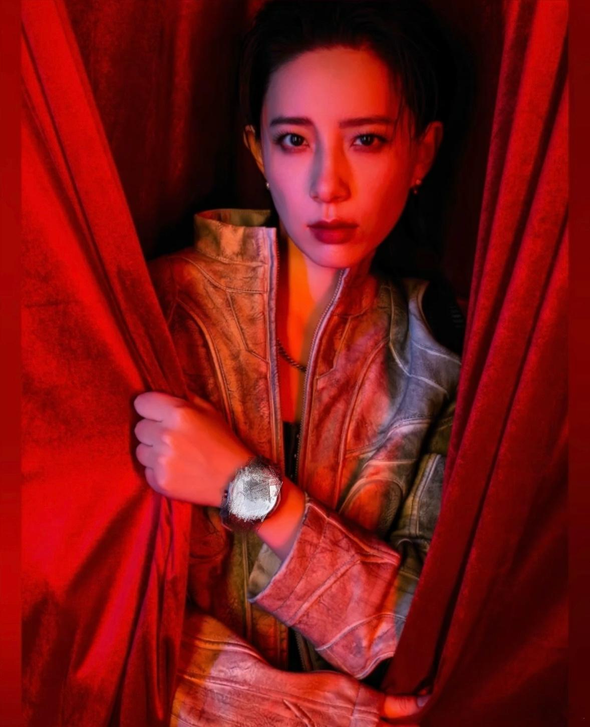 内娱自带老公感的女明星李斯丹妮重新定义了女性魅力的多样性。她的“老公感”不是男