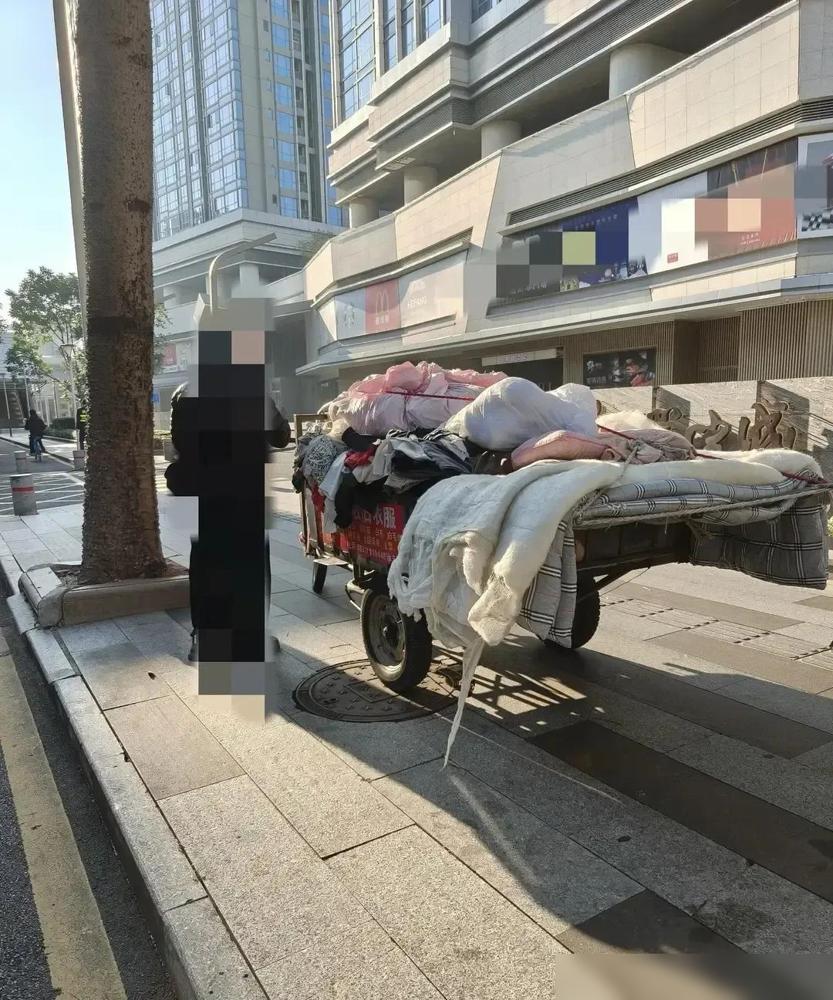 楼下阿姨走了，儿子连夜从外地赶回，一个人把医院、殡仪馆、派出所、银行、水电窗口全