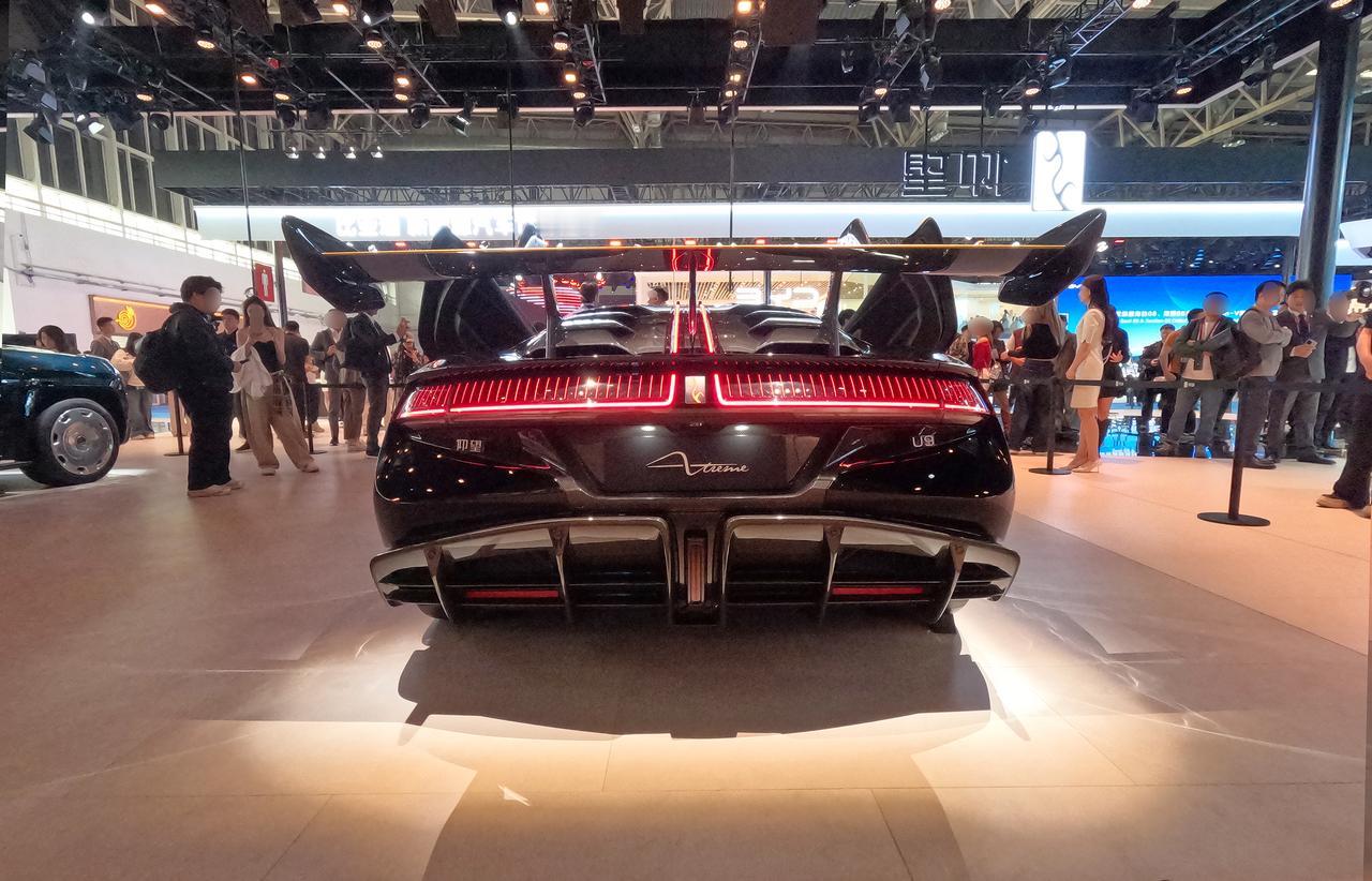 北京车展实拍的仰望U9X，给你们分享几张我拍的高清图。超大尾翼和夸张扩散器，赛