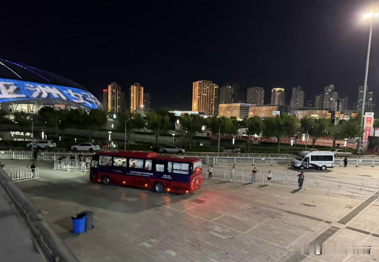 赛场落寞一幕！中国女排输球后低调离场！姑娘们参加完颁奖典礼，队员们陆续离场，载着