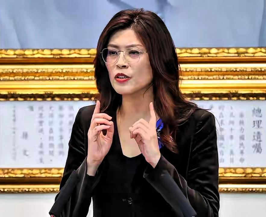全代会尚未召开，党内暗刀已然出鞘，多份提案围堵郑丽文，黄复兴千人盛会直接击碎声势