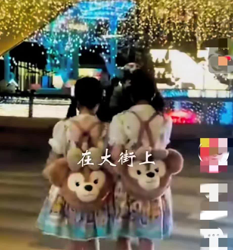 一个黑人小哥在小日子某市的街上做下流动作挑逗当地女孩，这俩女孩装作没看见一直往前