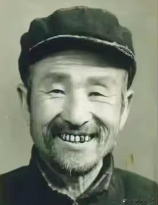 1956年秋天山东沂水县公安局接到报告说有个挑担子卖酒肉的外乡人常年在这一带转悠