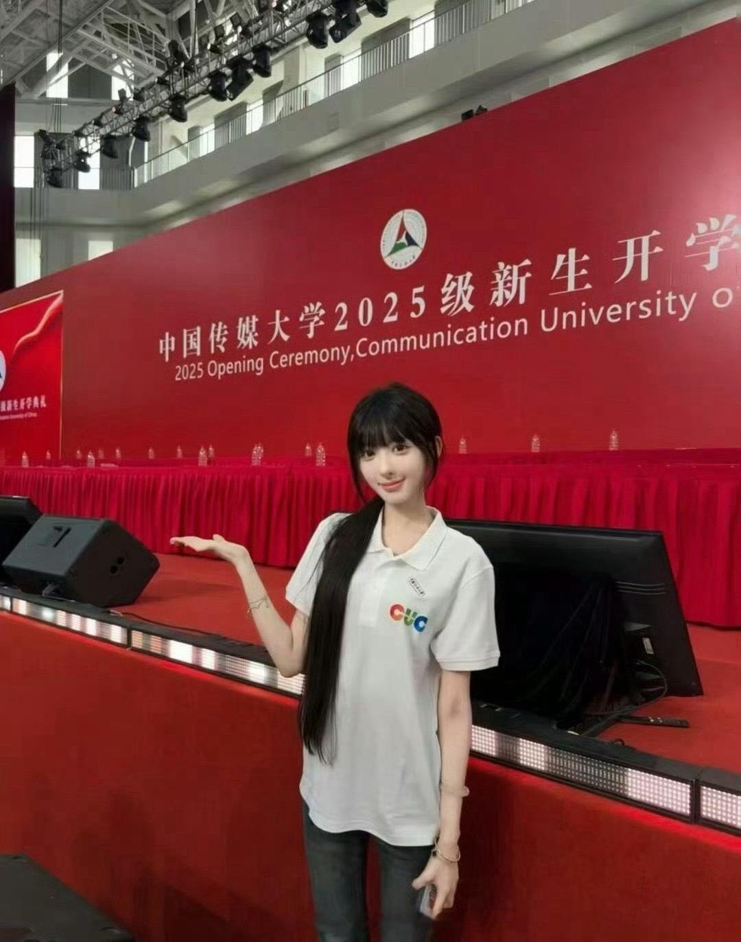 被擦妆5次的艺考女生，亮相中传开学典礼​​​