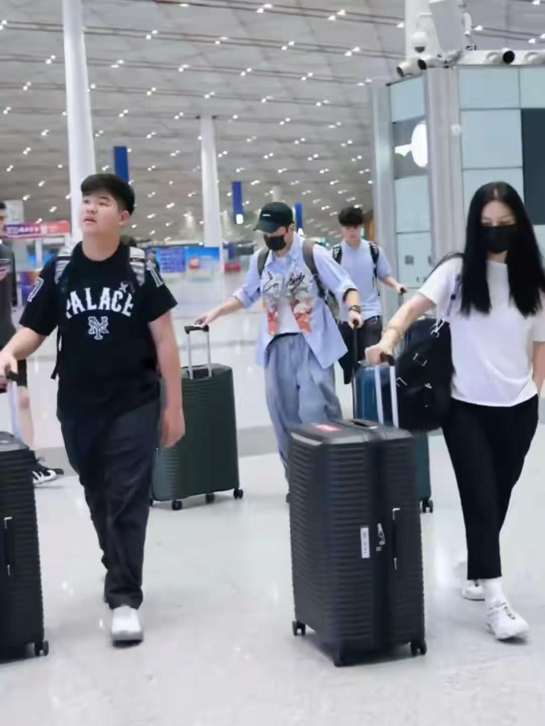 又一对明星送孩子出国读书！9月6号一大早，沙溢一家冲上了热搜，全网都在热议他