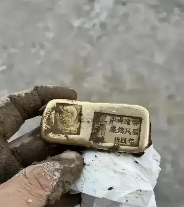 今天在田里插秧时发现的，有没有专家帮我估个价？