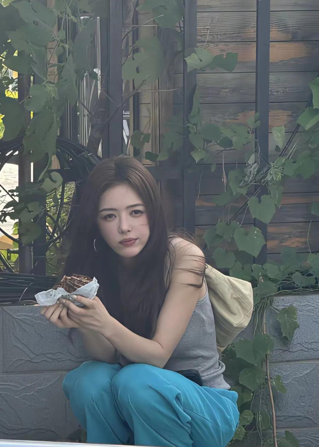 谁懂啊！偶遇蔡文静，真人状态真的绝❗一身简单休闲穿搭，背心配阔腿裤，舒服又显身