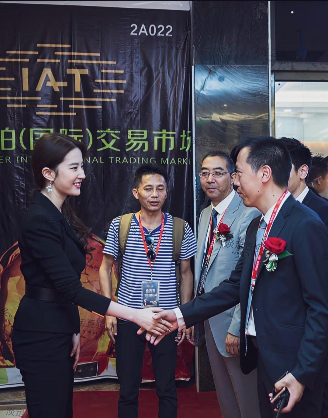 刘亦菲一身黑衣，干净利落，精气神十足，这派头这气势妥妥的霸道总裁范儿！#刘亦菲#