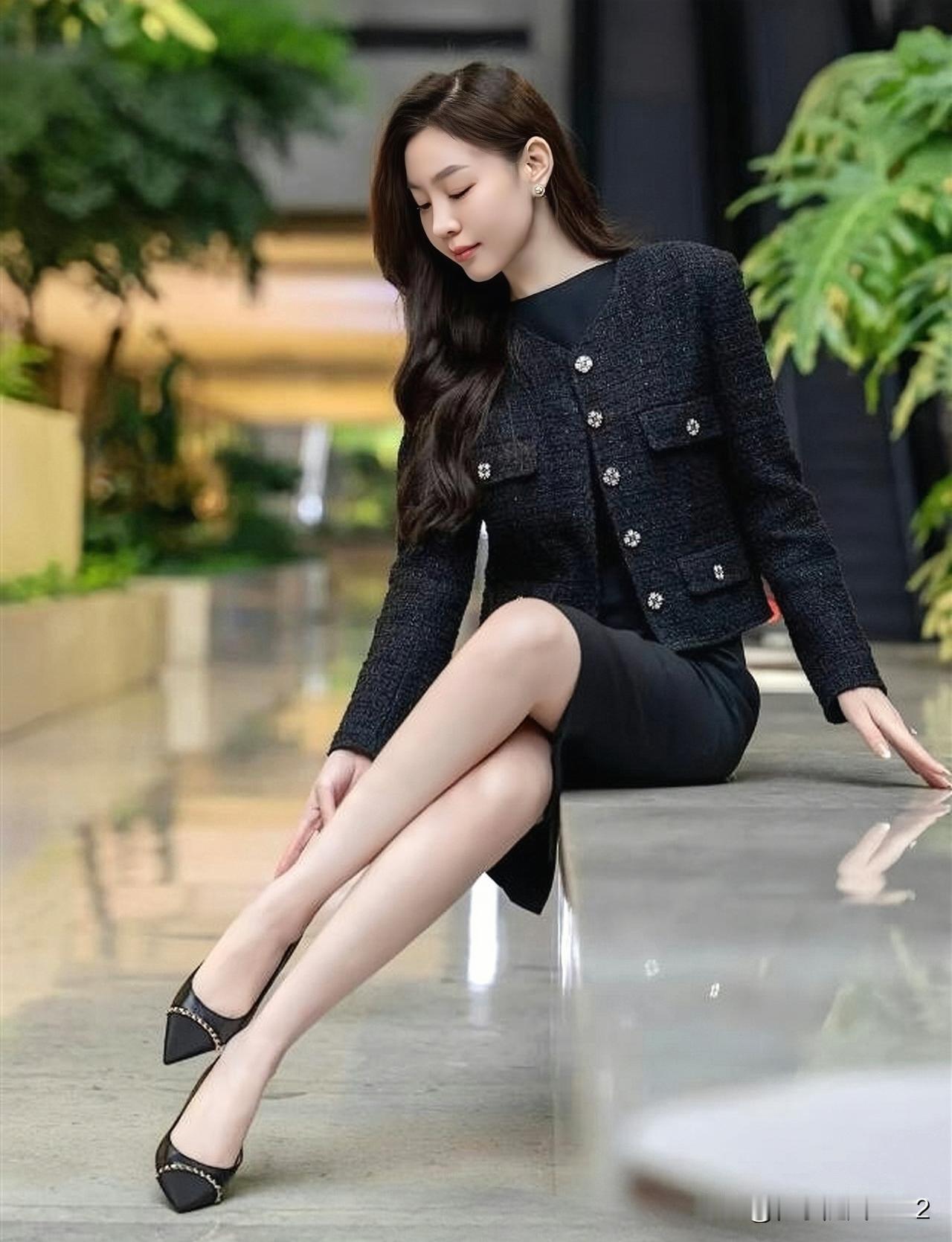 优雅黑裙搭配，都市女性风范