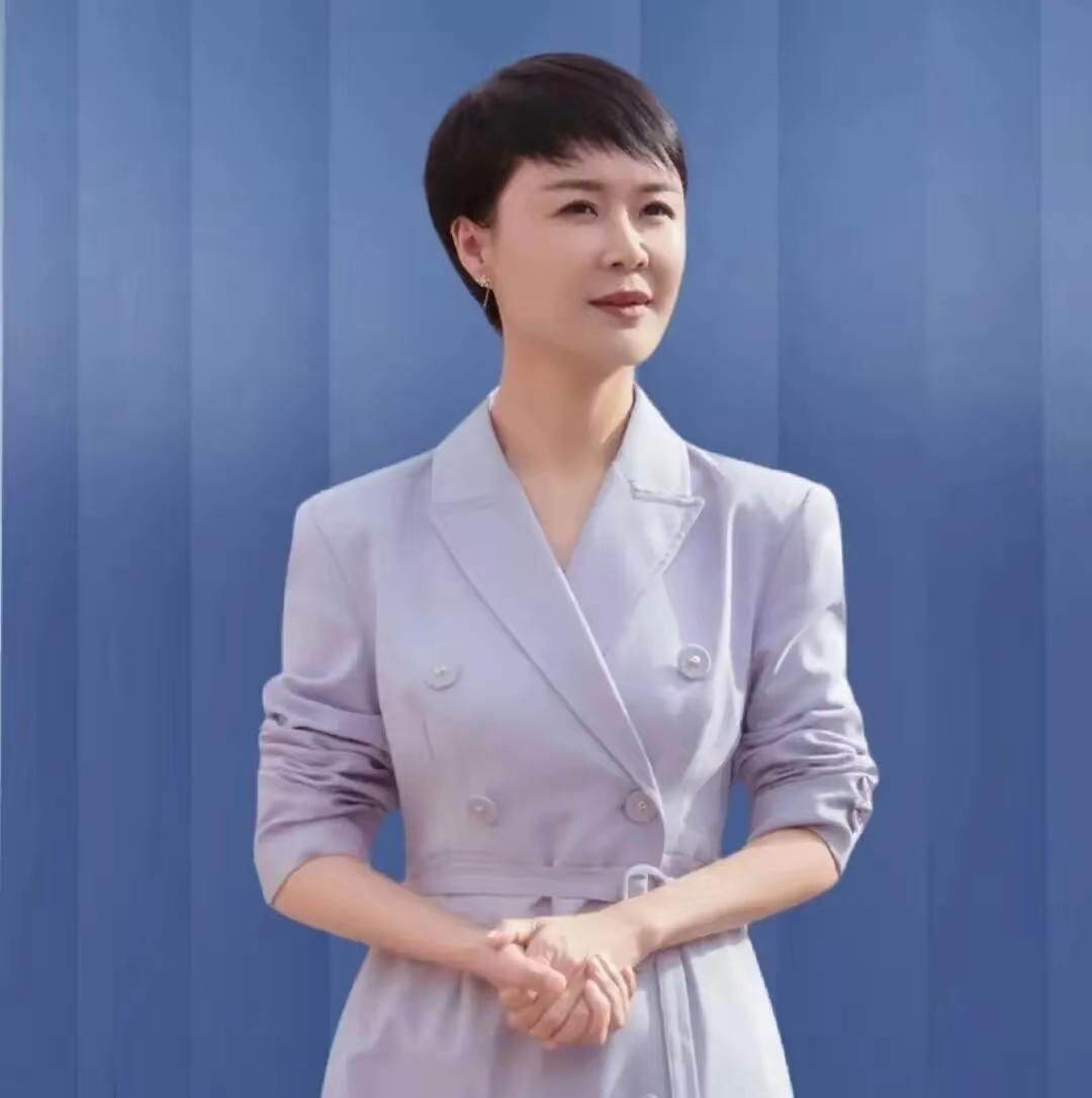 那句恶毒的诅咒，终究还是应验了！贺娇龙接受采访时说:有位网友不停私信，天天骑