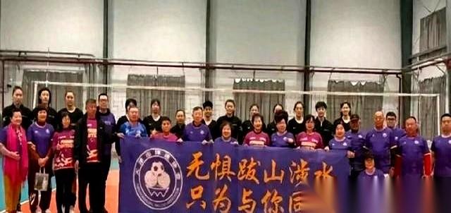 刷到天津女排的训练视频，一眼就钉在李盈莹那个粉色护膝上了。真扎眼。也真让人心