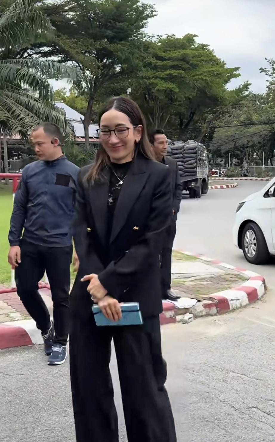 他信儿媳妇首次探视：11月17日，萍通塔和哥哥、嫂嫂一起来看望狱中的父亲他信。哥