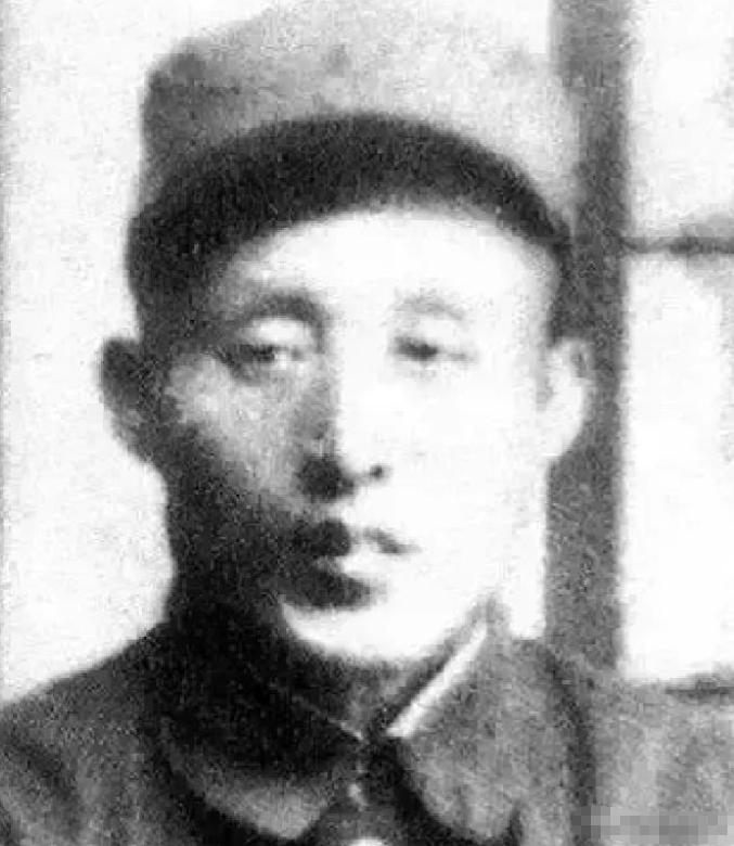 一个抗联军长，在突围之后突然离队。身上带着短枪、伪币，还有黄金。按照一般人的想象