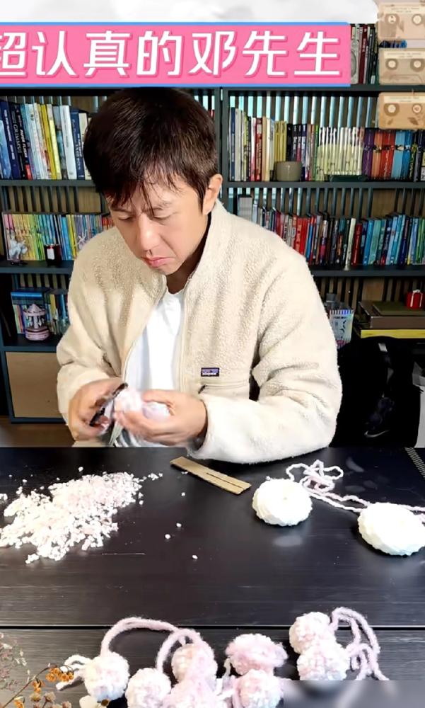 别再被孙俪邓超的围巾感动了。我告诉你，这根本不是什么礼物，这是一堂顶级精英，