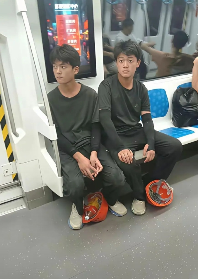 这双胞胎兄弟真的是够努力…