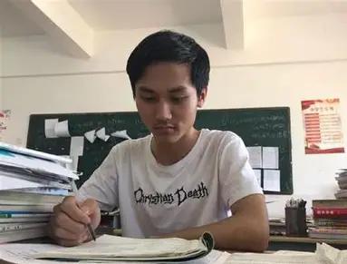 一个从山沟里考出来的研究生，工作9年给家里转了70多万，回家发现父母连一万块存款