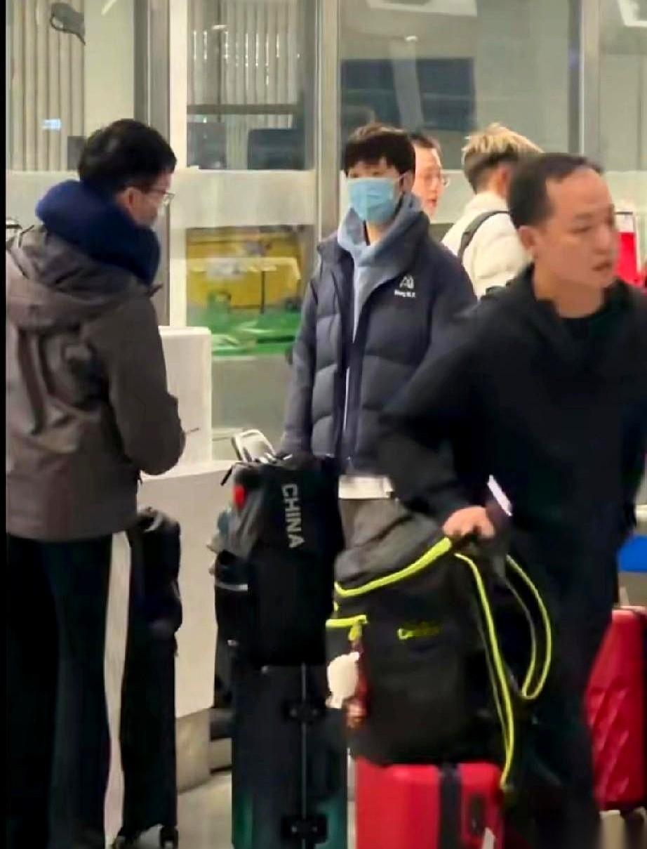 机场办登机，最能看出人情冷暖。教练办完手续，抬脚就走，酷得很。但队医不一样，
