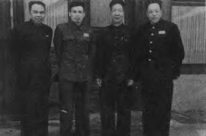 新中国建立后，周保中将军和原抗联老战友马英（左一）、彭施鲁（左二）、王效明（右一