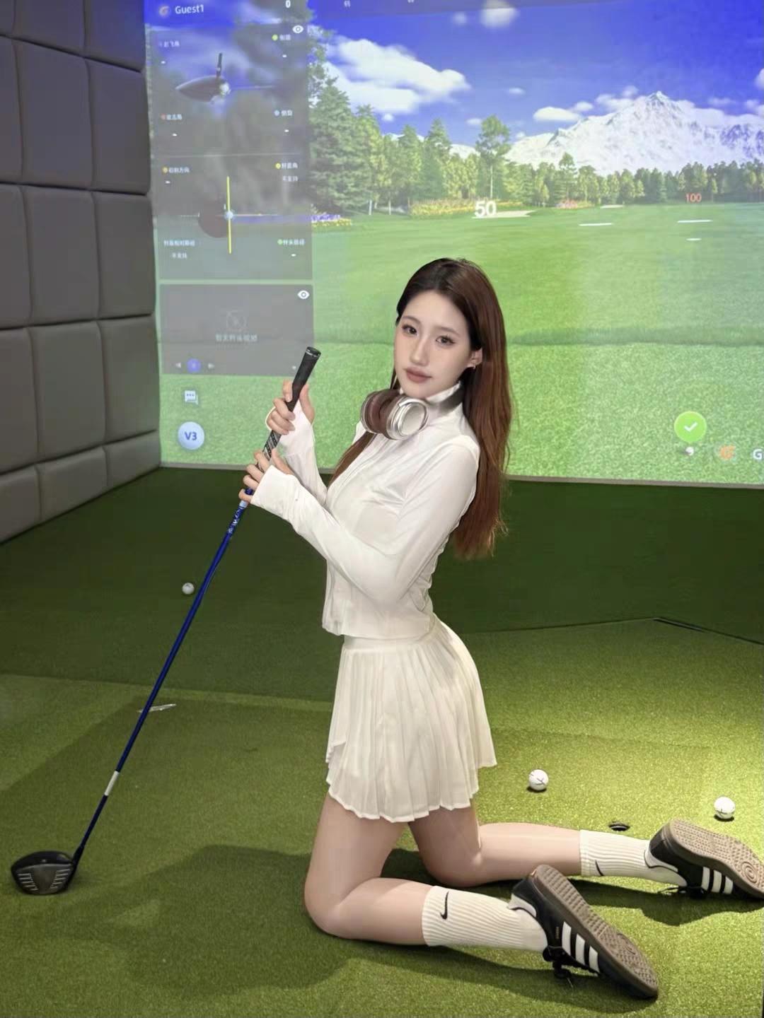 来陪姐姐打高尔夫女生怎么穿短裙才有魅力?高尔夫御姐