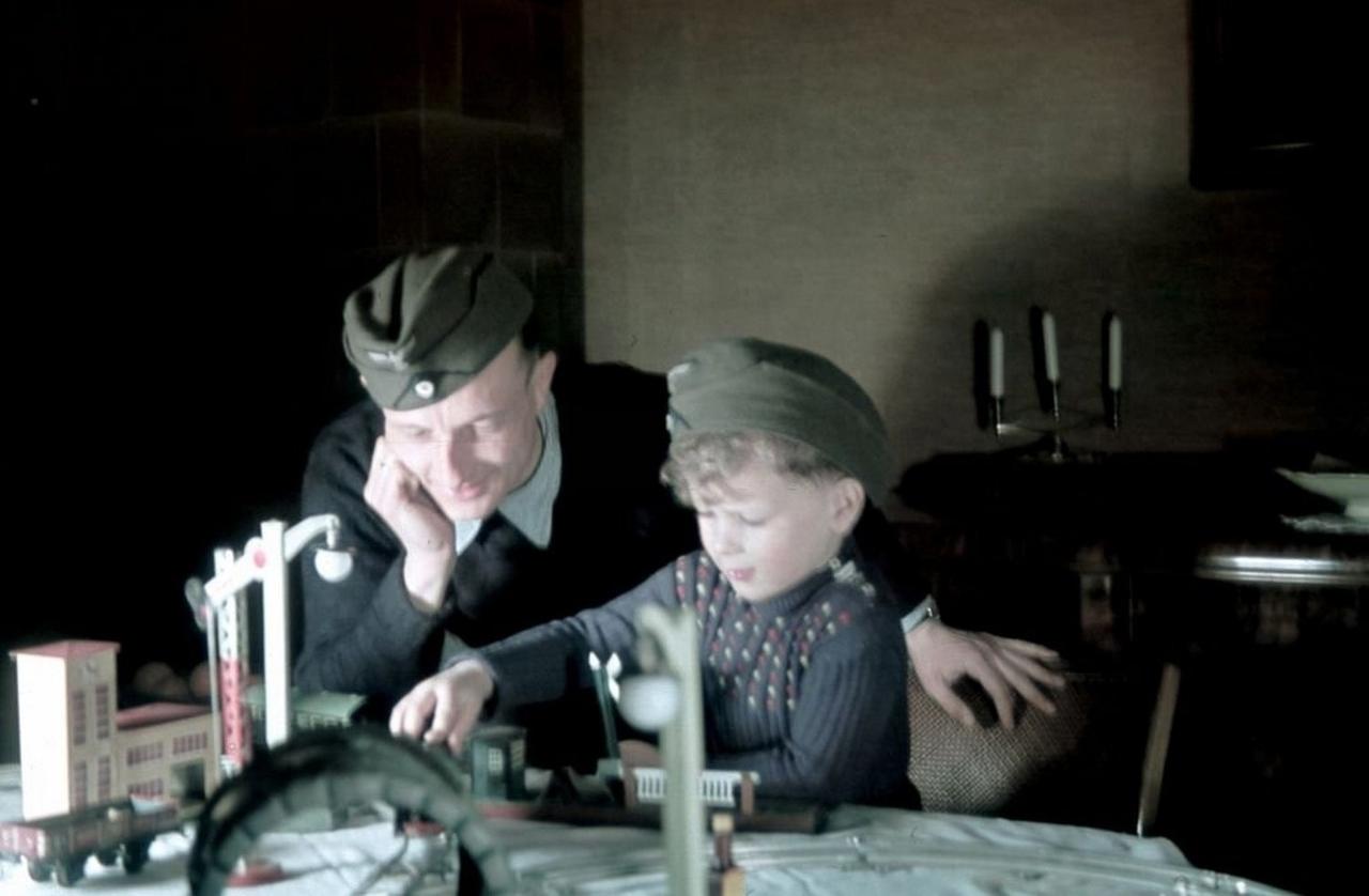 这是1940年12月，摄影师米夏埃尔・索博塔镜头下的柏林圣诞节。二战爆发