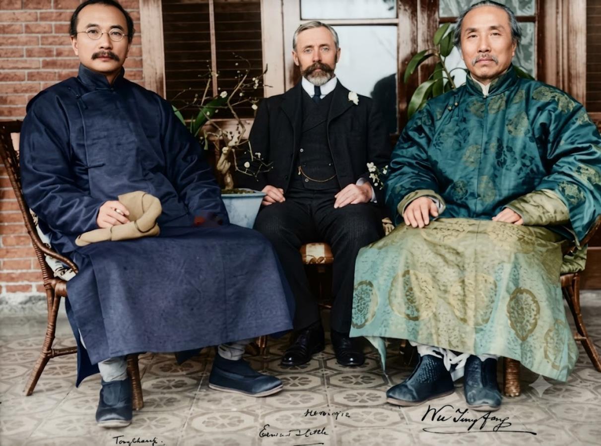 1912年2月12日，“第一次南北议和”（又称“上海和谈”）的三方代表，从左至右