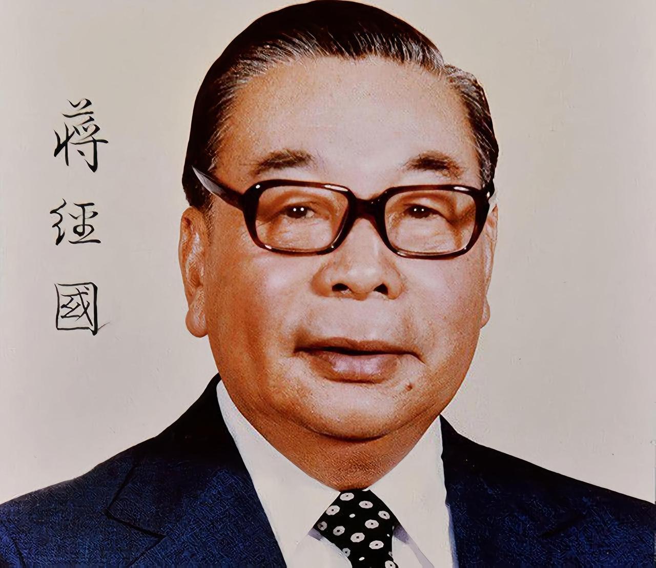 1948年，深夜，蒋经国带特务突然出现在郭汝瑰家，想找"通共"证据。然而，进门后