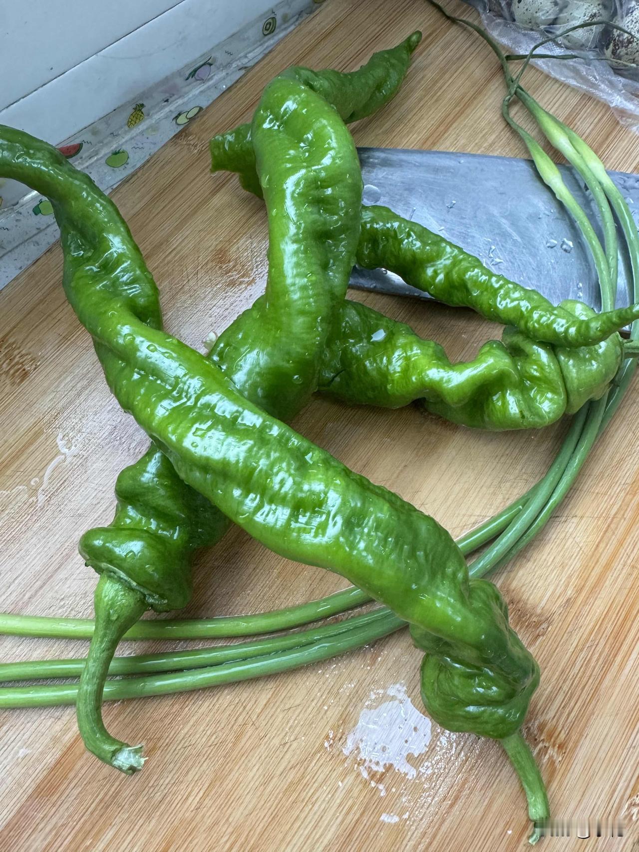 今天去菜市场买菜，属实被价格惊到了。在东北，螺丝椒居然要15元一斤，蒜苔8元一斤