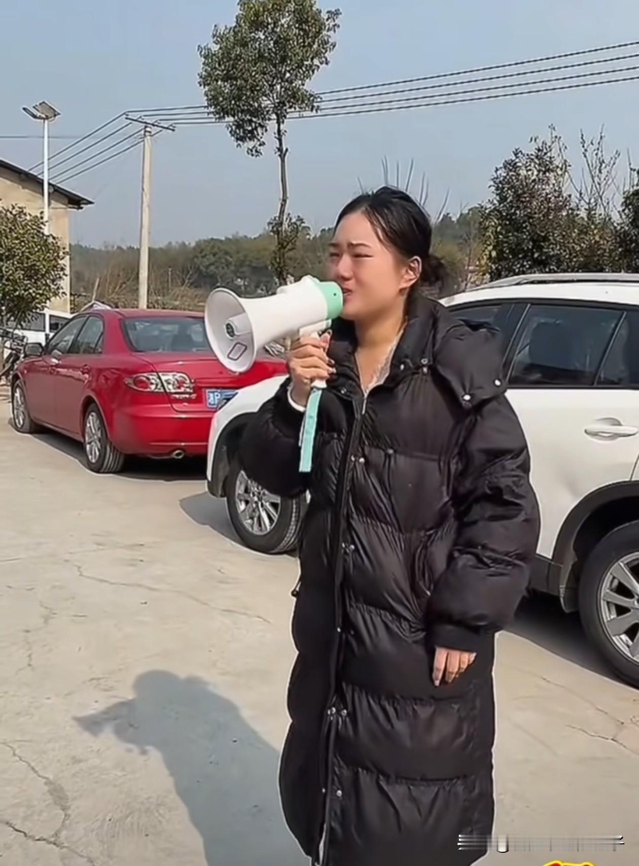 湖南株洲的灿灿子哭了，她说办杀猪宴只是想凑个热闹，没想到有这么多网友关注她，但她