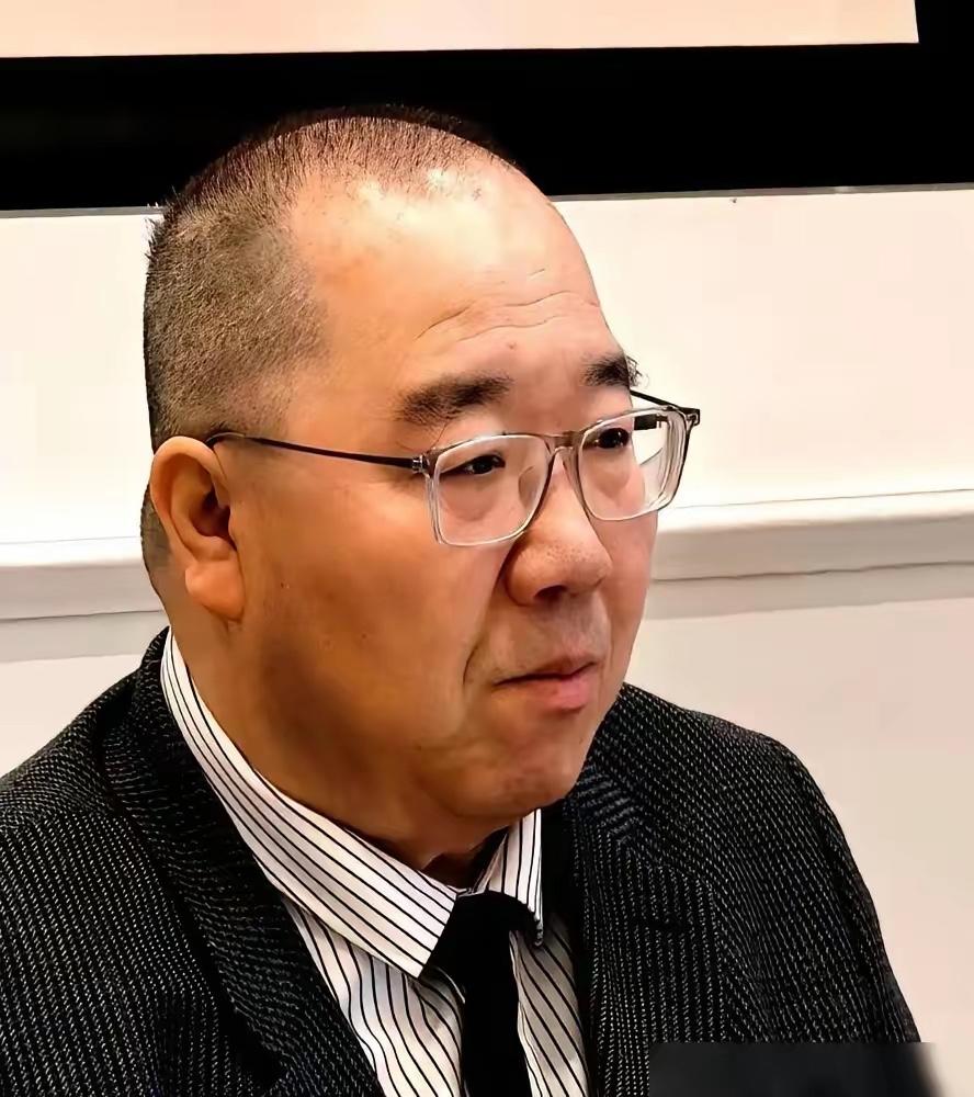 蹲在直播间刷着礼物喊“加油儿子”，弹幕炸得满天飞，巴图头都没抬，轻飘飘一句“谢谢