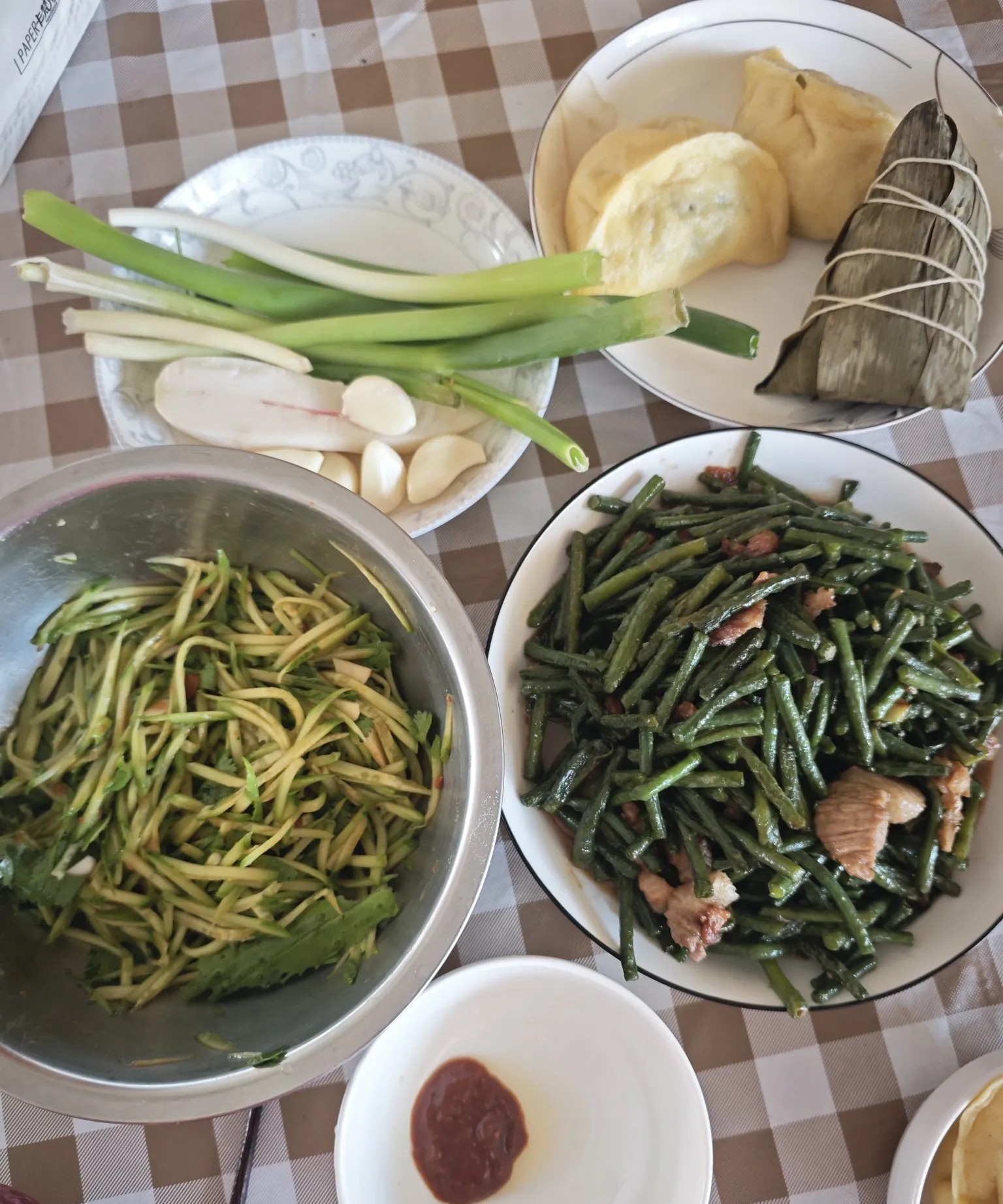 这是我和老公两个人的午餐。大家猜猜这是哪里的菜系？