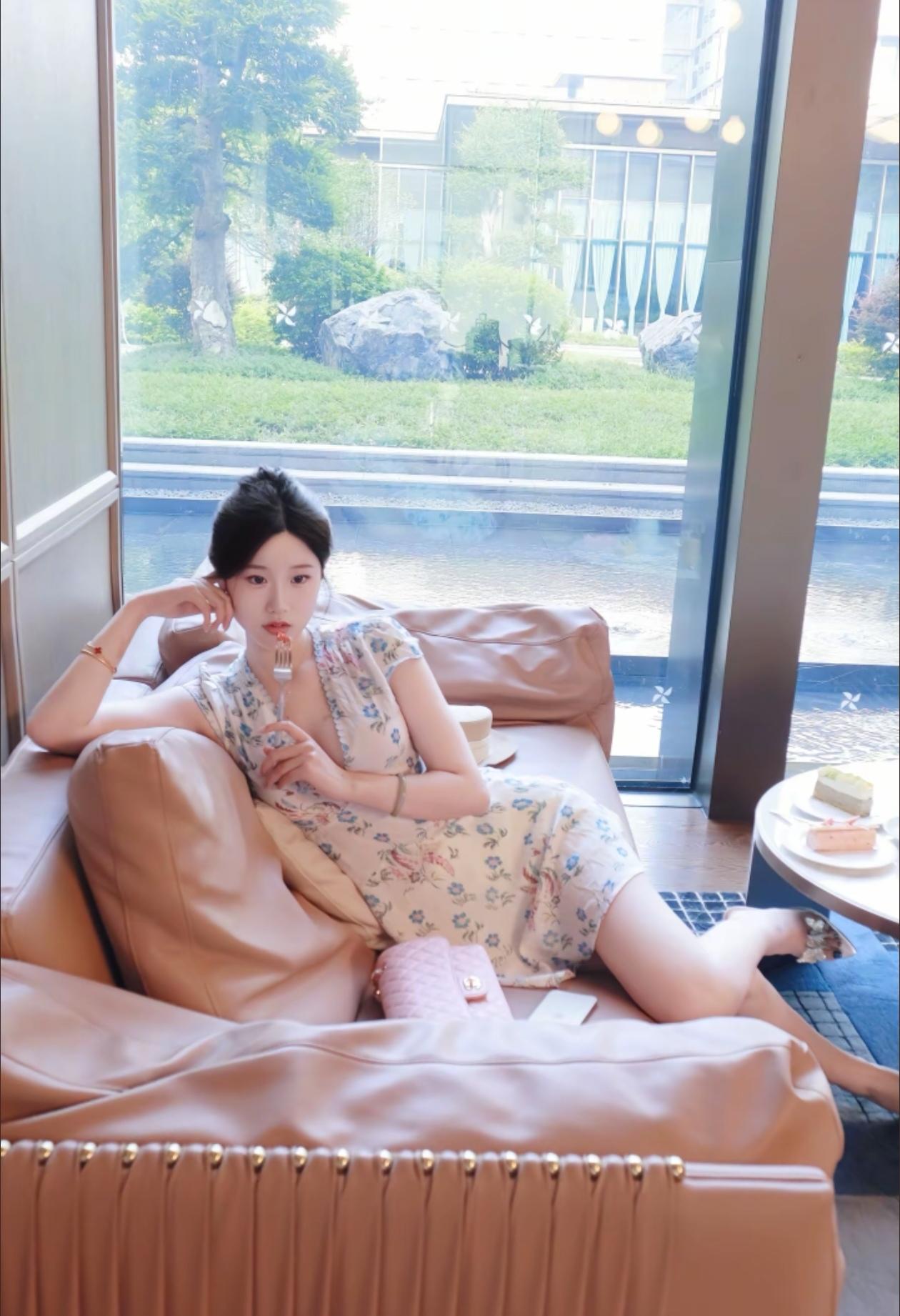 享受美好生活的小姐姐