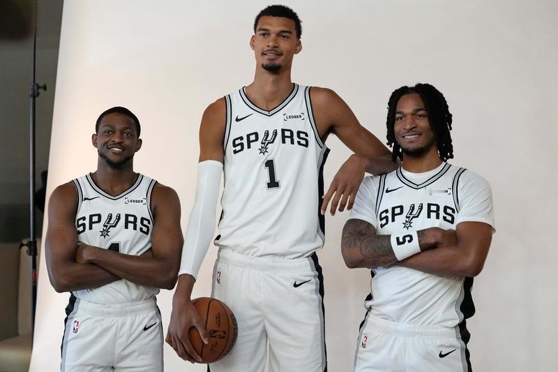 团队篮球的胜利：马刺新生代崛起，火箭强援仍需磨合一张以卡斯尔为主角的海报，揭