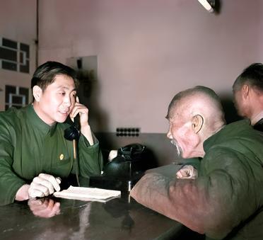 这张照片拍摄于1959年5月18日。照片的地点就在老北京人熟悉的北京市东四邮电局