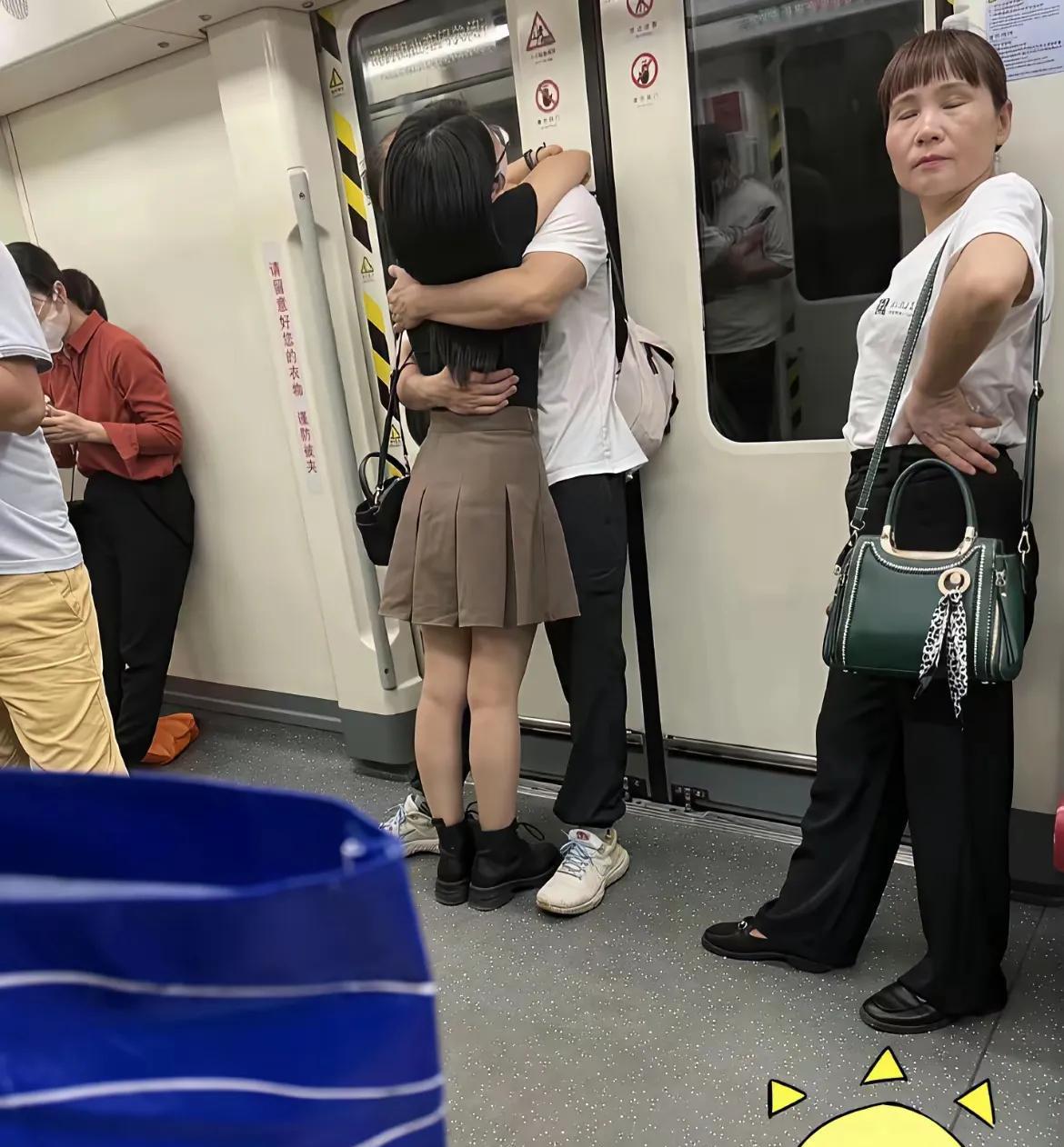 《地铁》地铁男女热拥抱，大妈鄙视也好笑。公共场合不太好，…………？拋砖
