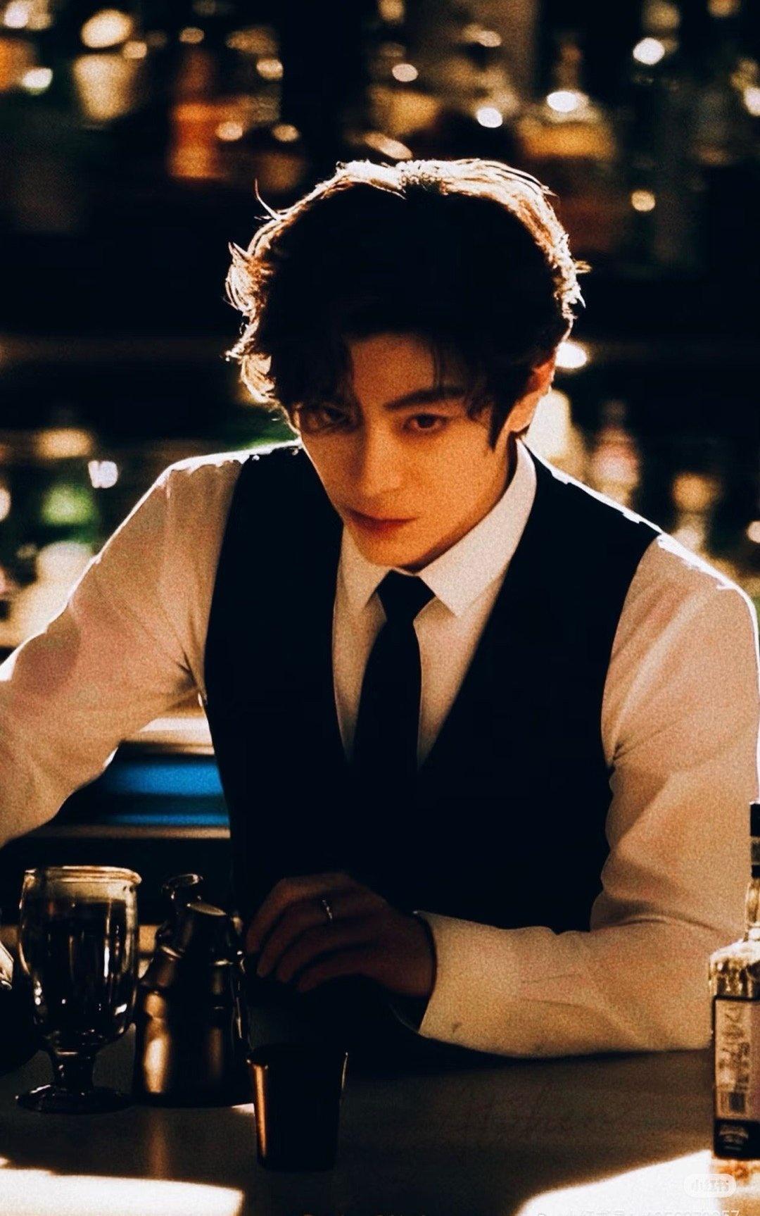 闹钟误拨快十分钟，晨光抢先爬上印花窗帘，吐司焦痕拼成笑脸形状。@丁禹兮