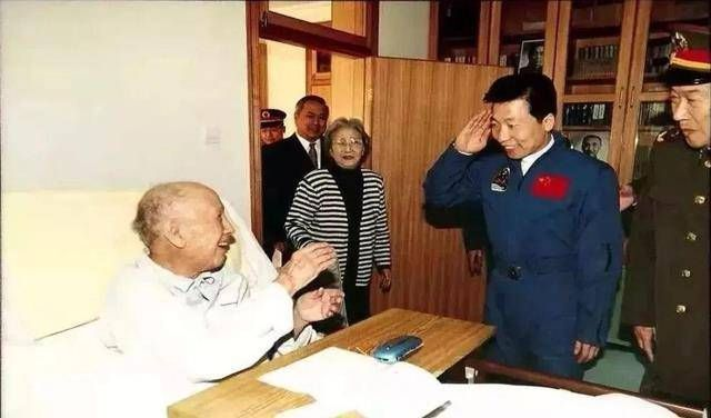 1964年，钱学森回家吃饭，夹起一块红烧肉，突然惊呼：“别吃，拿去化验！”，谁知