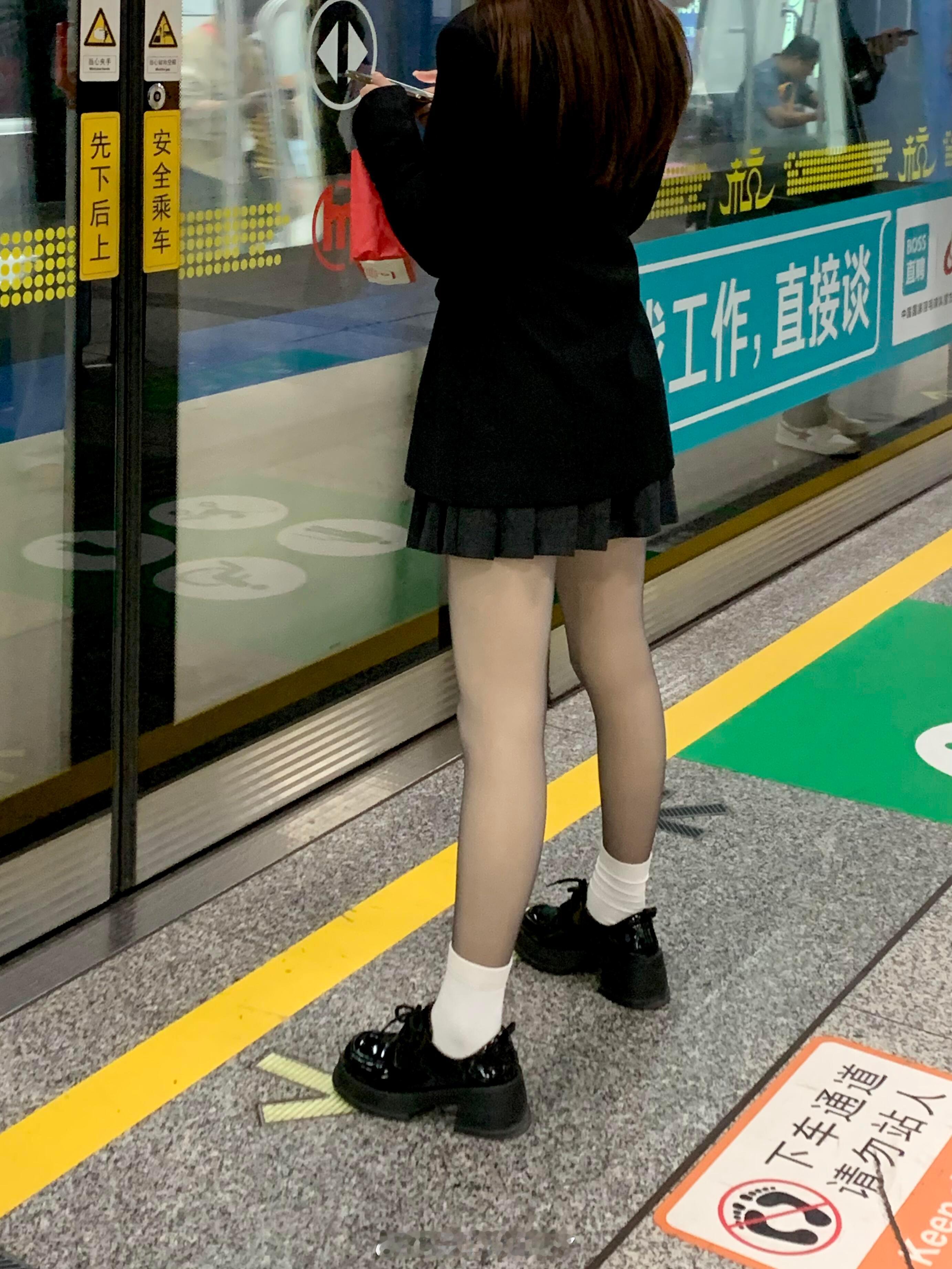 xhs杭州地铁捞人！！！哈哈哈随手拍到小姐姐在拍那个小鸡爪的照片～看来我要捞一个