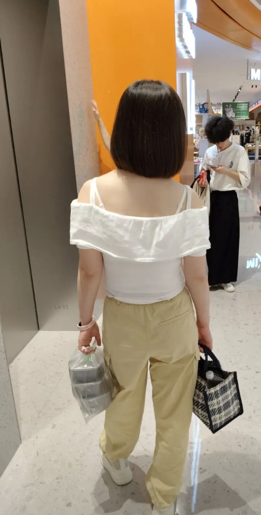 去单位同事家喝过几次酒，其间认识了他老婆的妹妹，一个让人见了就难忘的少妇。从同事
