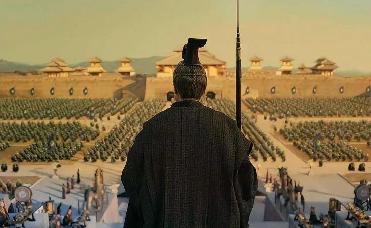 秦统一六国的第九年，帝国就垮了。这个速度，放在任何一部史书里都算反常。后人习惯把