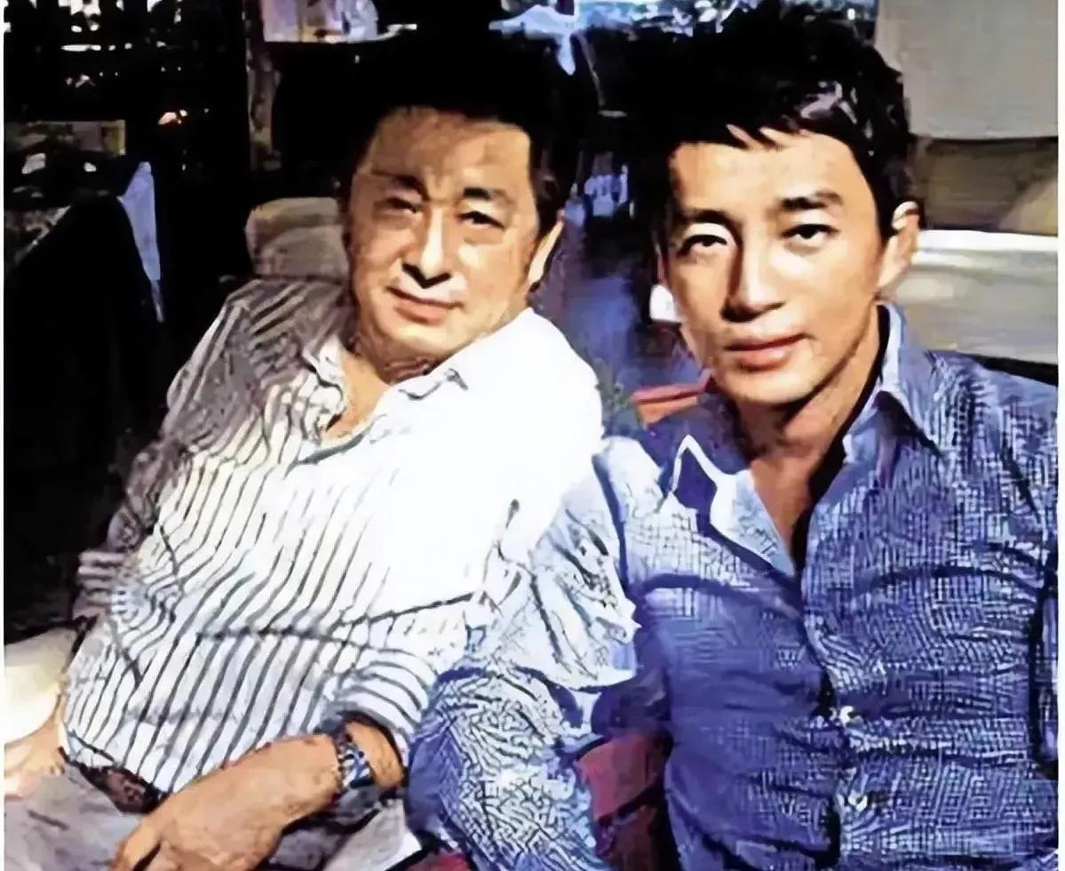 看张兰这段采访，真挺有代入感的。谁年轻时候没犯过“傻”啊？骑着破自行车上班