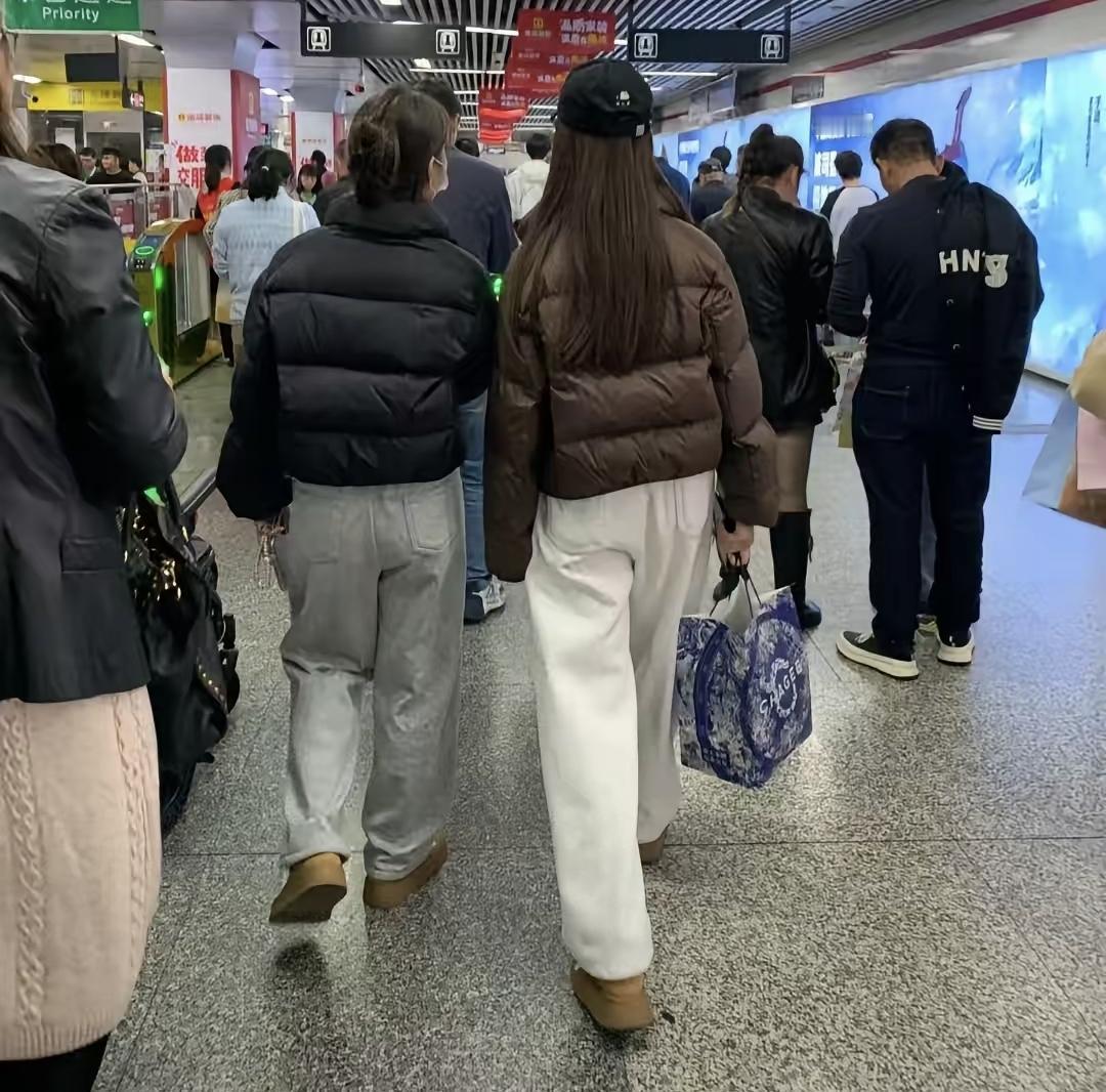 今年冬天出门发现，以前女同胞们都穿得挺精神的，小脚裤配长靴，羽绒服收腰显瘦，现在