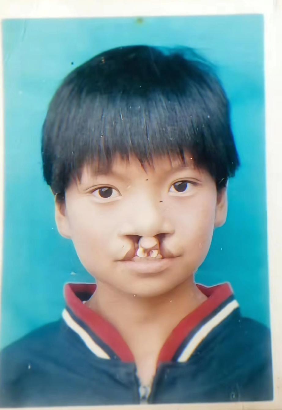 李亚鹏回忆，李嫣出生到满月，除了自己，王菲和孩子奶奶，都没给其他人看过，他们太害