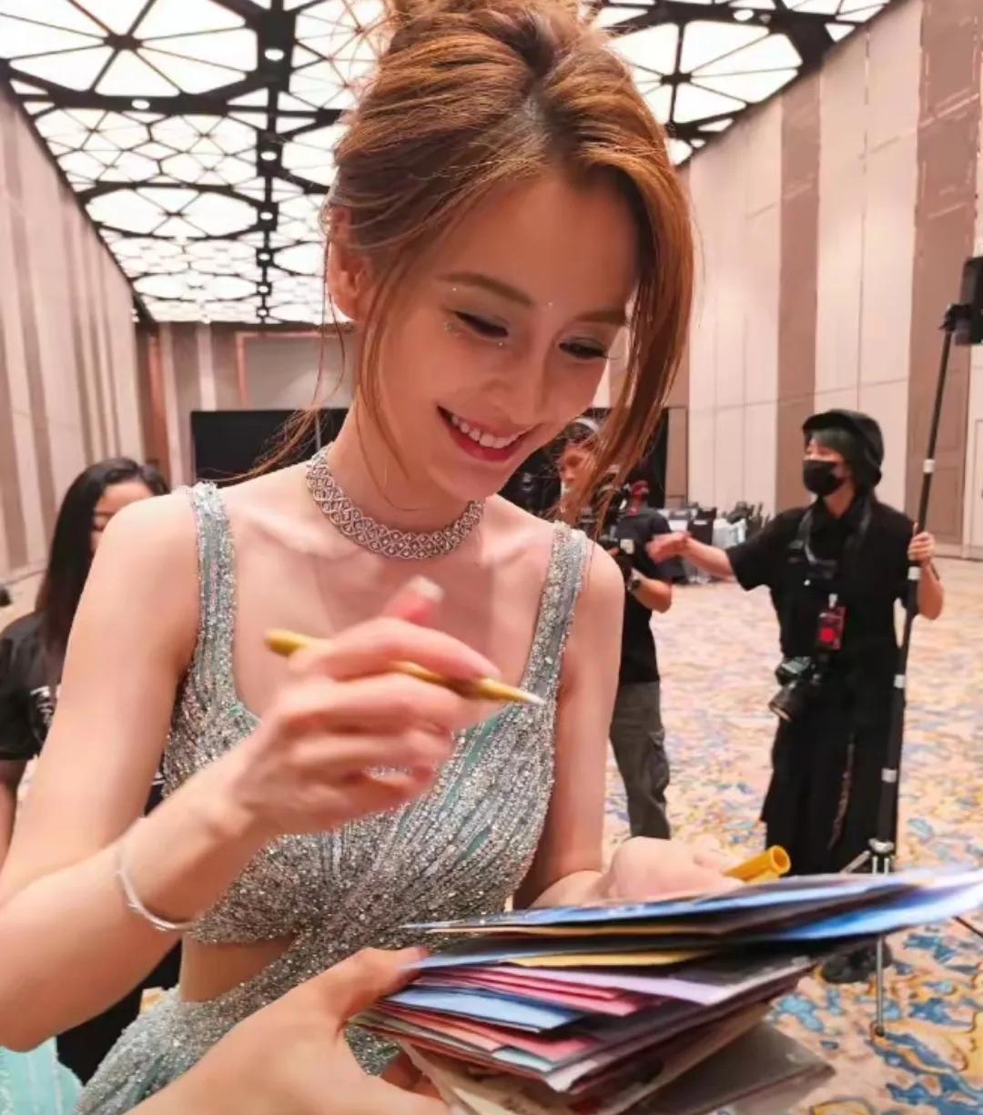 我的妈呀，不说别的，她这颜值在内娱真的无人能及，就算“神仙姐姐”刘亦菲，倪妮都无