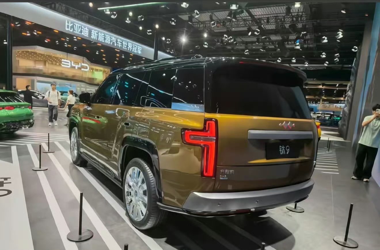 【比亚迪方程豹钛9预计四季度上市，定位6座插混大型SUV】比亚迪旗下方