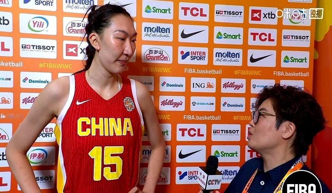 中国篮球的死穴，根本不是缺2米10的大个子，而是缺长脑子的中锋。韩旭在三分线